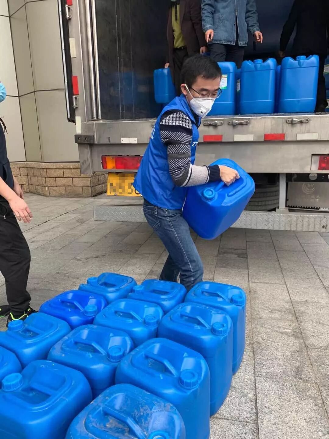 中兴公益紧急采购32吨酒精 持续支援湖北、深圳抗疫一线:原文配图