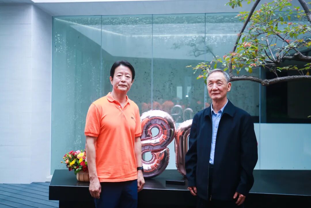 侯为贵与来宾合影
