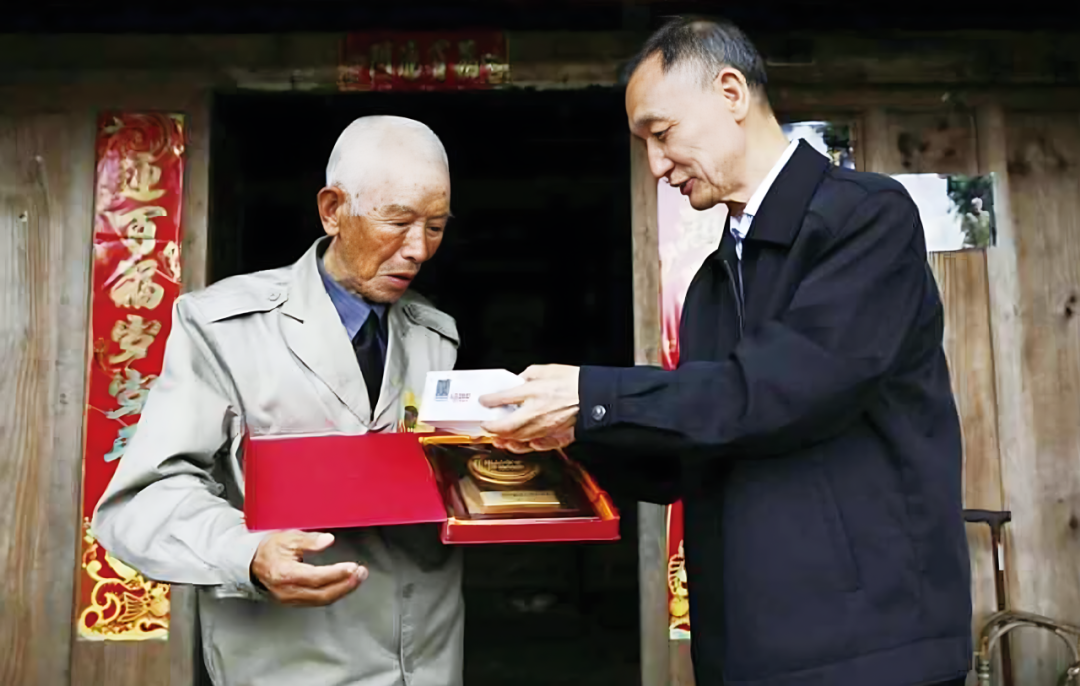 侯为贵探望抗战老兵