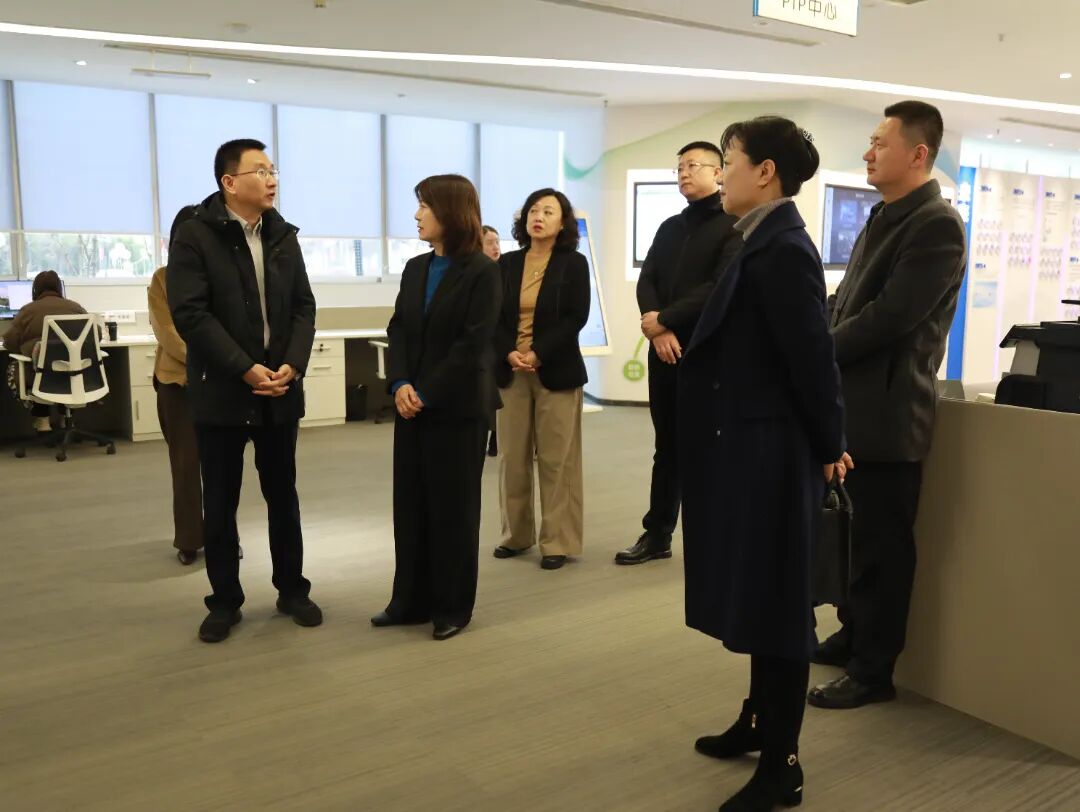 《校企携手启新程——东北财经大学施锦芳副校长一行莅临中兴新云考察交流》配图1